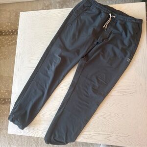 Vuori Men’s Charcoal Jogger Pants, size large